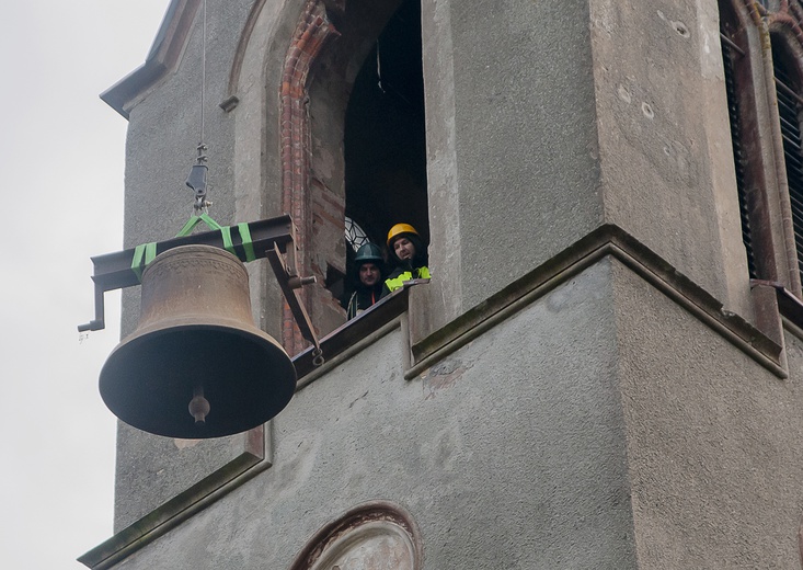 Demontaż dzwonów w Lubiechowie