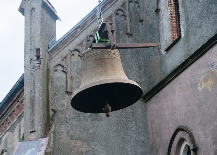 Demontaż dzwonów w Lubiechowie