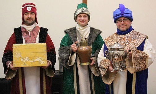 Od lewej aleksandrowiccy mędrcy: Marek Klimek - król europejski, Łukasz Szymkowiak - król azjatycki i Marek Labudda - król afrykański (jeszcze zmieni mu się kolor skóry).