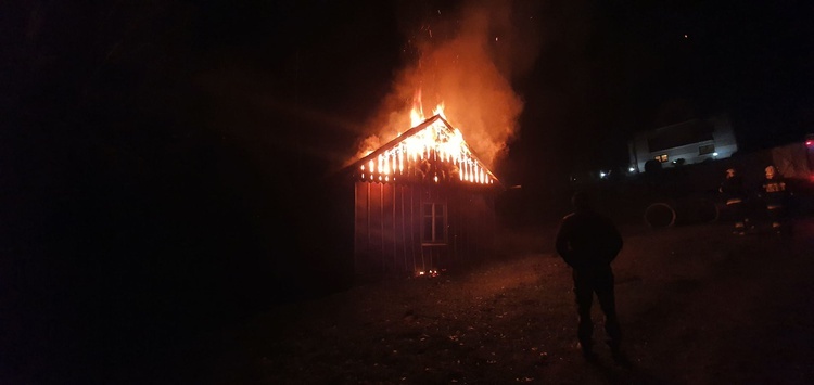 Parafianie z Wojakowej kupili dom dla pani Marii. Jeszcze go docieplają