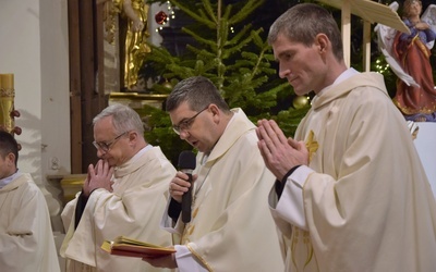 Biskup Wojciech Osial wraz z kapłanami dziękował Bogu za miniony rok, przeprazał za grzechy i prosił o błogosławeiństwo na kolejne miesiące. 