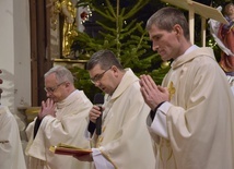 Biskup Wojciech Osial wraz z kapłanami dziękował Bogu za miniony rok, przeprazał za grzechy i prosił o błogosławeiństwo na kolejne miesiące. 