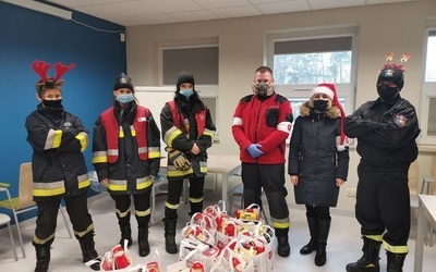 Paczki pomagali dostarczać także strażacy z OSP Stalowa Wola.