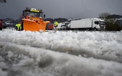 350 ewakuowanych po ataku zimy w Hiszpanii; nie żyje kierowca pługa śnieżnego