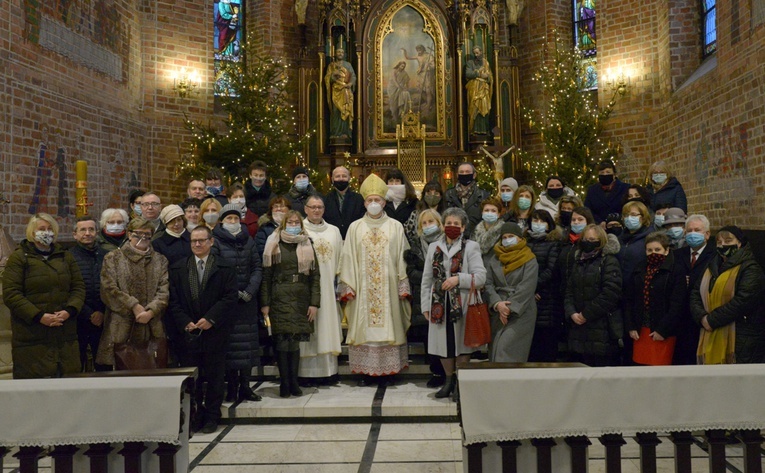 Po otrzymaniu misji kanonicznej na pełnienie swej posługi przez kolejne dwa lata, doradcy życia rodzinnego stanęli do wspólnej fotografii.