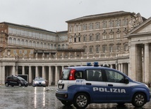 Pusty dzis plac św. Piotra. Tylko ptaki i policja