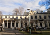 Główna siedziba biblioteki mieści się przy ul. Piłsudskiego 12.