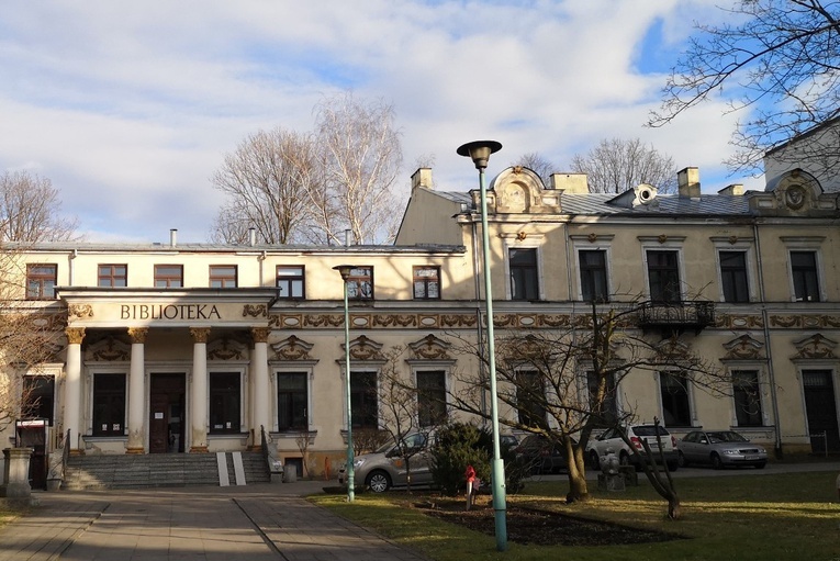 Główna siedziba biblioteki mieści się przy ul. Piłsudskiego 12.