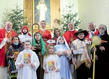 Grupa kolędująca po jednej z Mszy św. 26 grudnia w kościele pw. Miłosierdzia Bożego w Woli Rzędzińskiej.