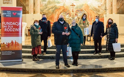 ▲	Wręczenie pierwszych statuetek odbyło się w parafii  MB Fatimskiej w Ciechanowie.
