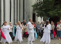 Taniec przy gorzowskim białym kościele podczas tegorocznej akcji „Koronka do Bożego Miłosierdzia na ulicach miast świata”.