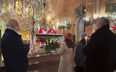 ▲	W czasie liturgii kilkadziesiąt osób podjęło się duchowej adopcji dziecka poczętego.