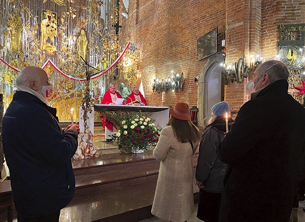 ▲	W czasie liturgii kilkadziesiąt osób podjęło się duchowej adopcji dziecka poczętego.