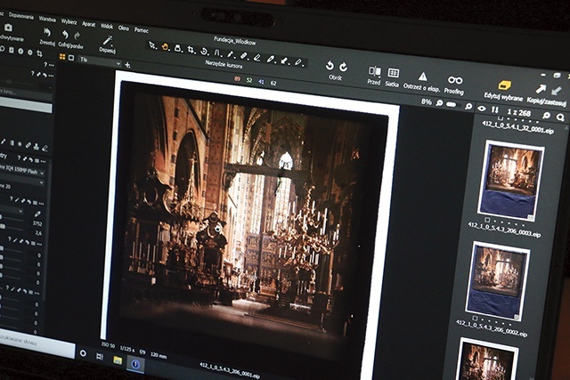 Kopię cyfrową najstarszego barwnego zdjęcia wnętrza kościoła Mariackiego wykonali specjaliści z Muzeum Fotografii.