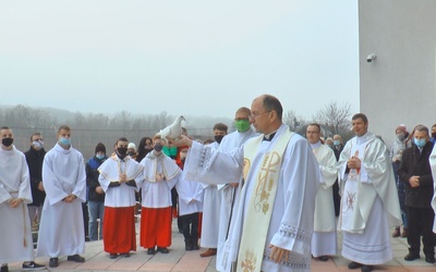 Jodłowa. Gołąb pokoju wypuszczony w niebo