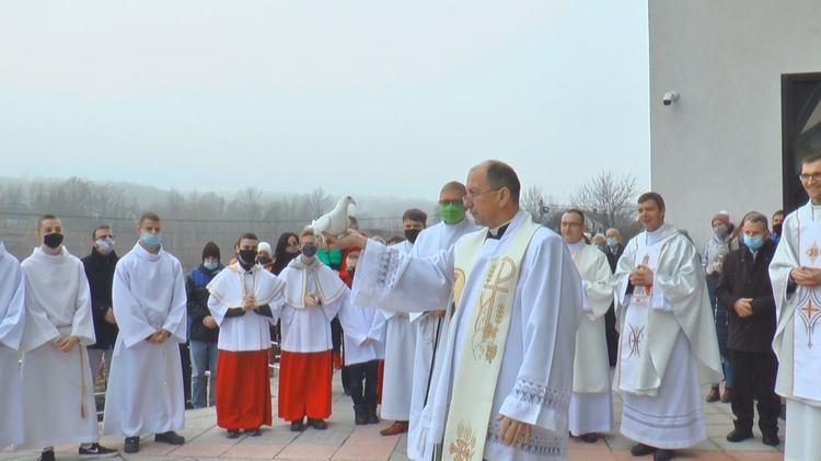 Jodłowa. Gołąb pokoju wypuszczony w niebo