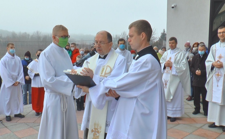 Jodłowa. Gołąb pokoju wypuszczony w niebo