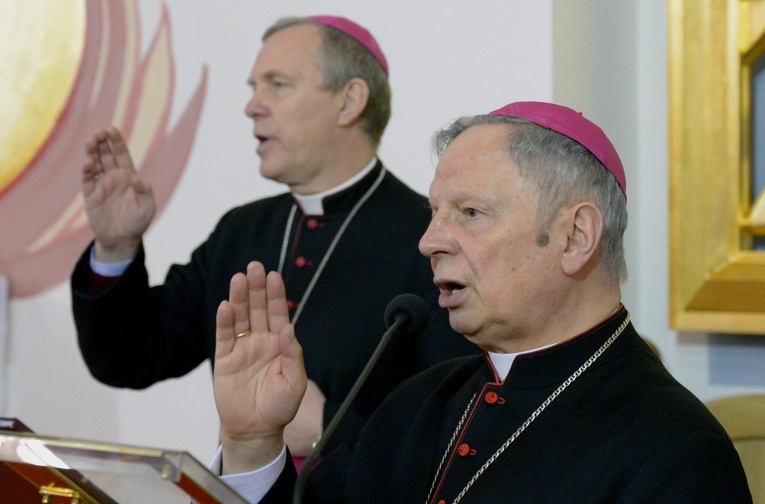 Spotkanie z ogłoszeniem przyjęcia przez papieża Franciszka rezygnacji bp. Henryka Tomasika i mianowania jego następcy zakończyło biskupie błogosławieństwo.