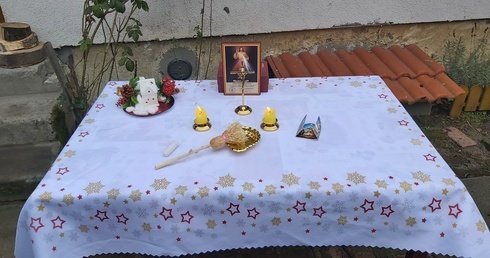 Przed domami, w oknach i na ośnieżonych ulicach 
