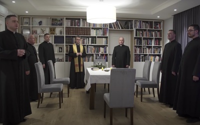 Wszyscy duszpasterze parafii św. Andrzeja Boboli z wizytą kolędową u swoich parafian.