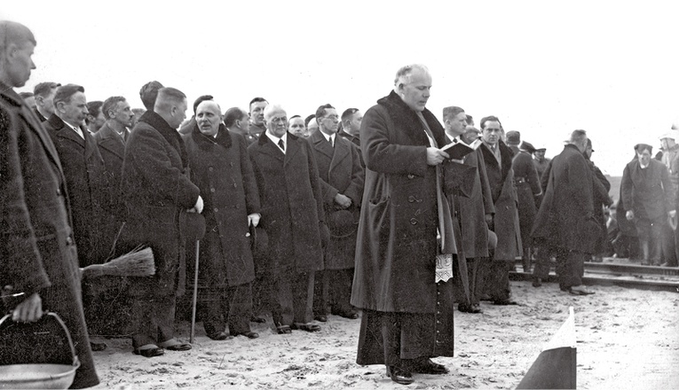 Radom 1933 rok. Ksiądz Dominik Ściskała podczas inauguracji robót przy budowie linii kolejowej Warszawa–Radom.