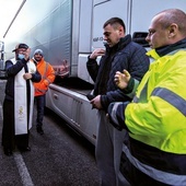 K siądz Bartosz Rojewski z polskimi kierowcami.