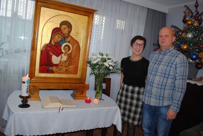 Regina i Mariusz Cyganowie jako pierwsi przyjęli ikonę Świętej Rodziny.