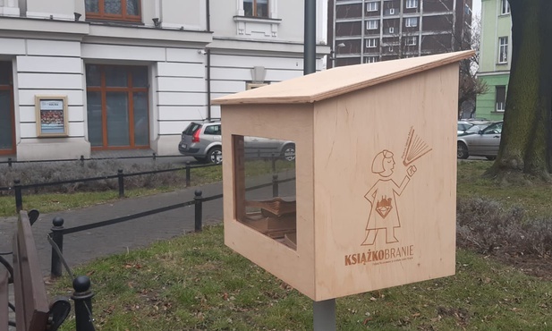 Bytom. Wyglądają jak karmniki dla ptaków, kryją literackie skarby. "Chodzi o wymianę"