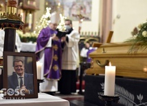 Obrzędom pogrzebowym oraz żałobnej Mszy św. przewodniczył bp Marek Mendyk.