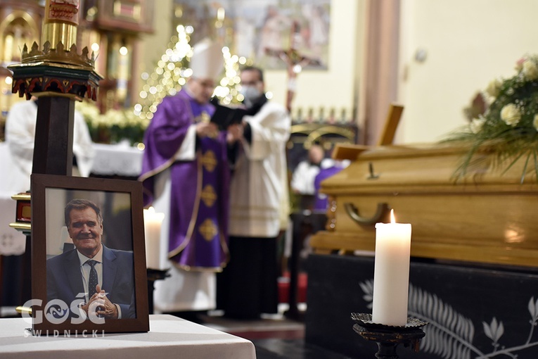 Obrzędom pogrzebowym oraz żałobnej Mszy św. przewodniczył bp Marek Mendyk.