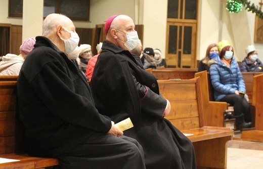 Orszakowe kolędowanie z bp. Piotrem Gregerem w Aleksandrowicach 2021