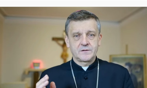 Bp Pindel błogosławi uczestników różańcowej modlitwy online.