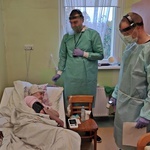 Wrocławscy klerycy pomagali w domu opieki podczas pandemii