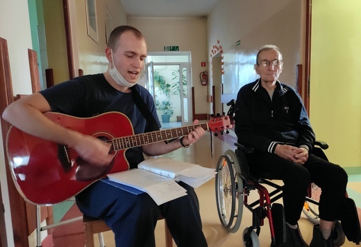 Wrocławscy klerycy pomagali w domu opieki podczas pandemii