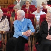 Siostra Teresa (druga z prawej) w domu w Nałęczowie.