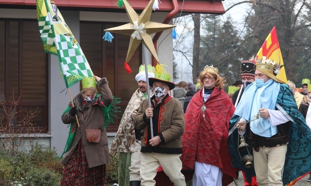 Orszak Trzech Króli w drodze do kościoła św. Maksymiliana w Ciścu.