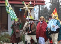 Orszak Trzech Króli w drodze do kościoła św. Maksymiliana w Ciścu.