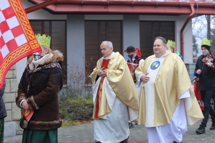 Na czele orszaku kapłani: ks. kan. Marek Nieciąg i ks. Marek Kamiński.