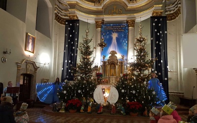 W parafii św. Wojciecha w Makowie obchody święta Trzech Króli zakończono kolędowaniem w towarzystwie wyjątkowych aniołów.