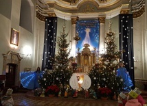 W parafii św. Wojciecha w Makowie obchody święta Trzech Króli zakończono kolędowaniem w towarzystwie wyjątkowych aniołów.