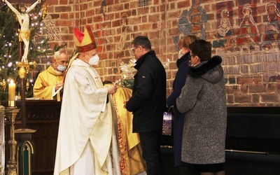  Przedstawiciele służb medycznych dziękowali bp. Henrykowi Tomasikowi za przewodnictwo duchowe i za kierowane do nich słowo.