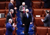 Pence wznowił obrady: Ci, którzy wtargnęli do Kongresu, nie wygrali