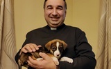Ks. Mirosław Matuszny ze swoim psem - Aniołem