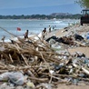Aż trudno uwierzyć w takie góry śmieci na słynnych plażach indonezyjskiej wyspy.