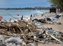 Aż trudno uwierzyć w takie góry śmieci na słynnych plażach indonezyjskiej wyspy.