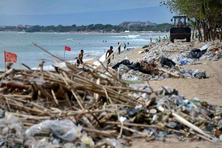 Aż trudno uwierzyć w takie góry śmieci na słynnych plażach indonezyjskiej wyspy.