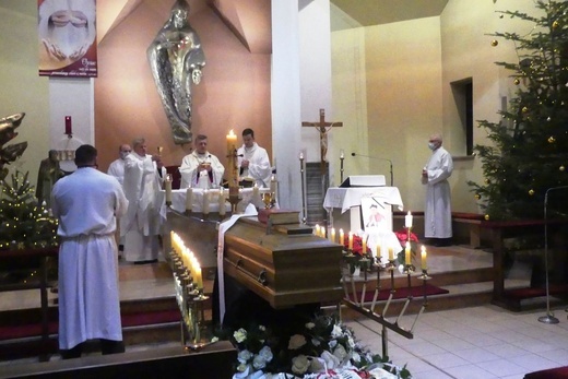 Ostatnie pożegnanie śp. ks. Jana Froelicha w Bierach