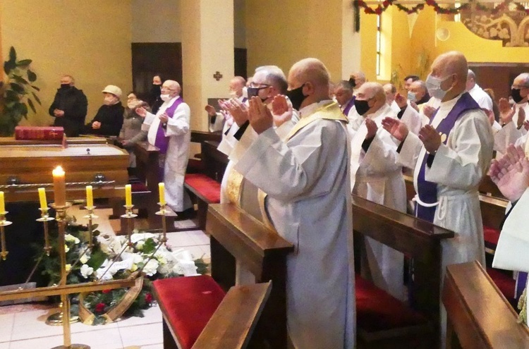 Ostatnie pożegnanie śp. ks. Jana Froelicha w Bierach