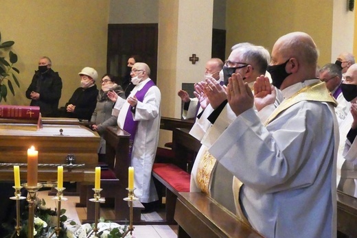 Ostatnie pożegnanie śp. ks. Jana Froelicha w Bierach