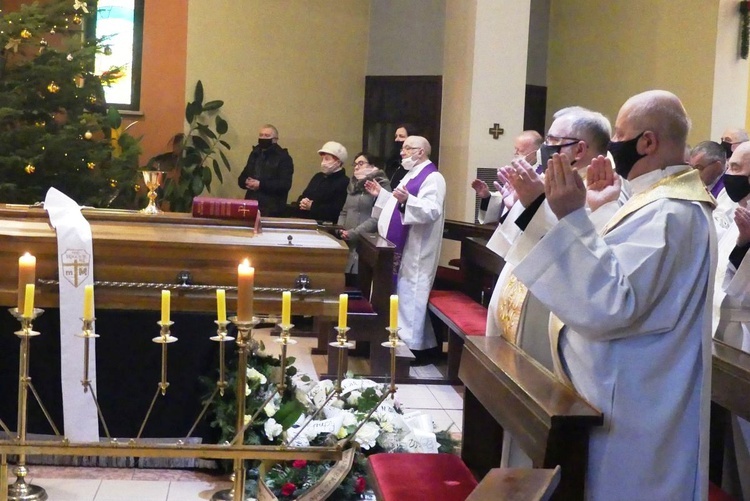 Ostatnie pożegnanie śp. ks. Jana Froelicha w Bierach